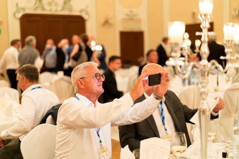 icbr-2020-battery-recycling-congress-attendees-taking-picture
